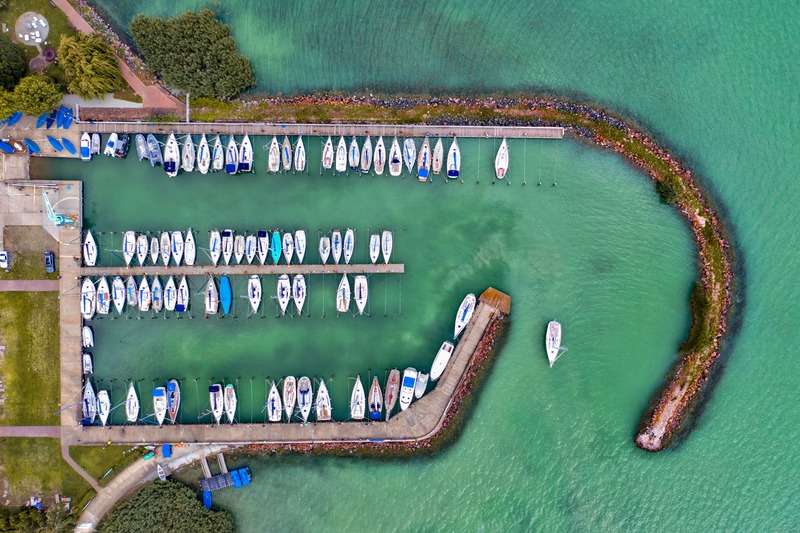 Balatonfüred con barche vista dall'alto