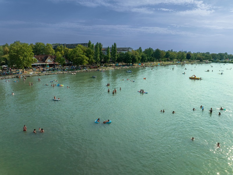 lago Balaton spiaggia con bagnanti, vista panoramica